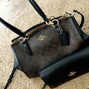 Coach purse with matching wallet like new